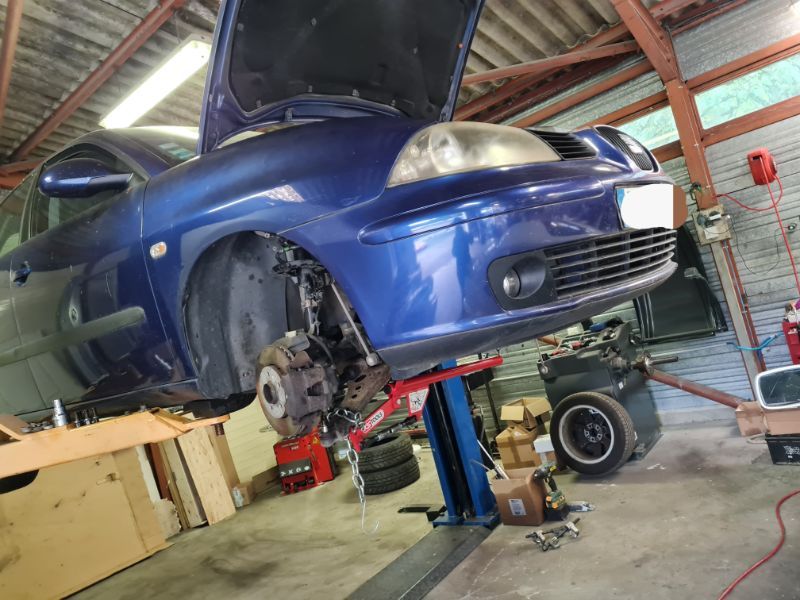 voiture bleue réparation