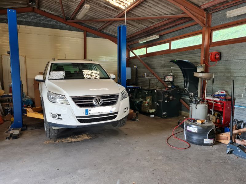 voiture blanche dans garage